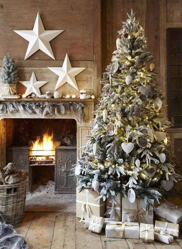 Árboles de Navidad junto a la chimenea