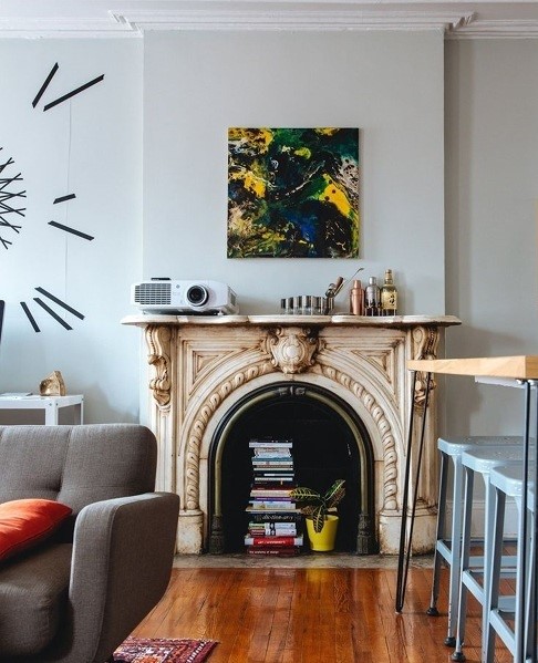 Decoración de chimenea con libros