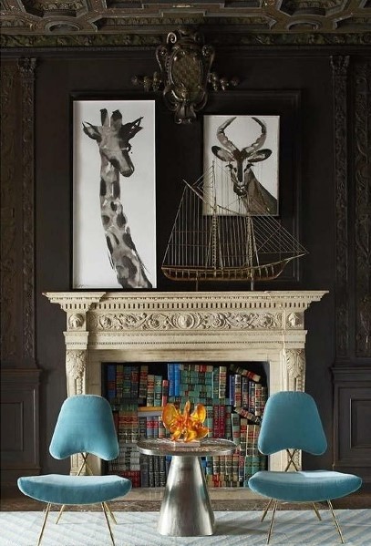 Decoración de chimenea con libros