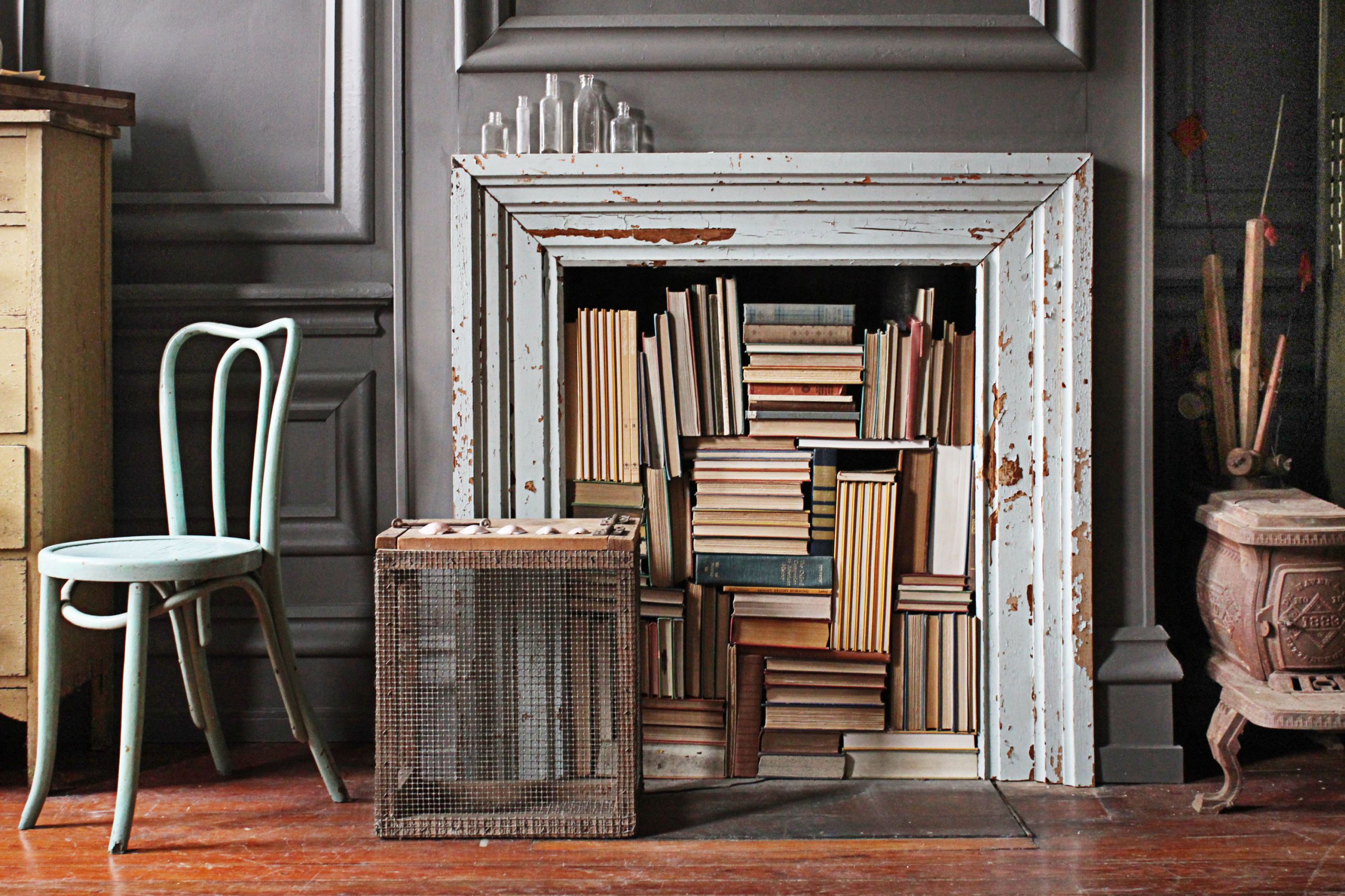 Decoración de chimenea con libros