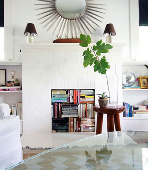 Decoración de chimenea con libros