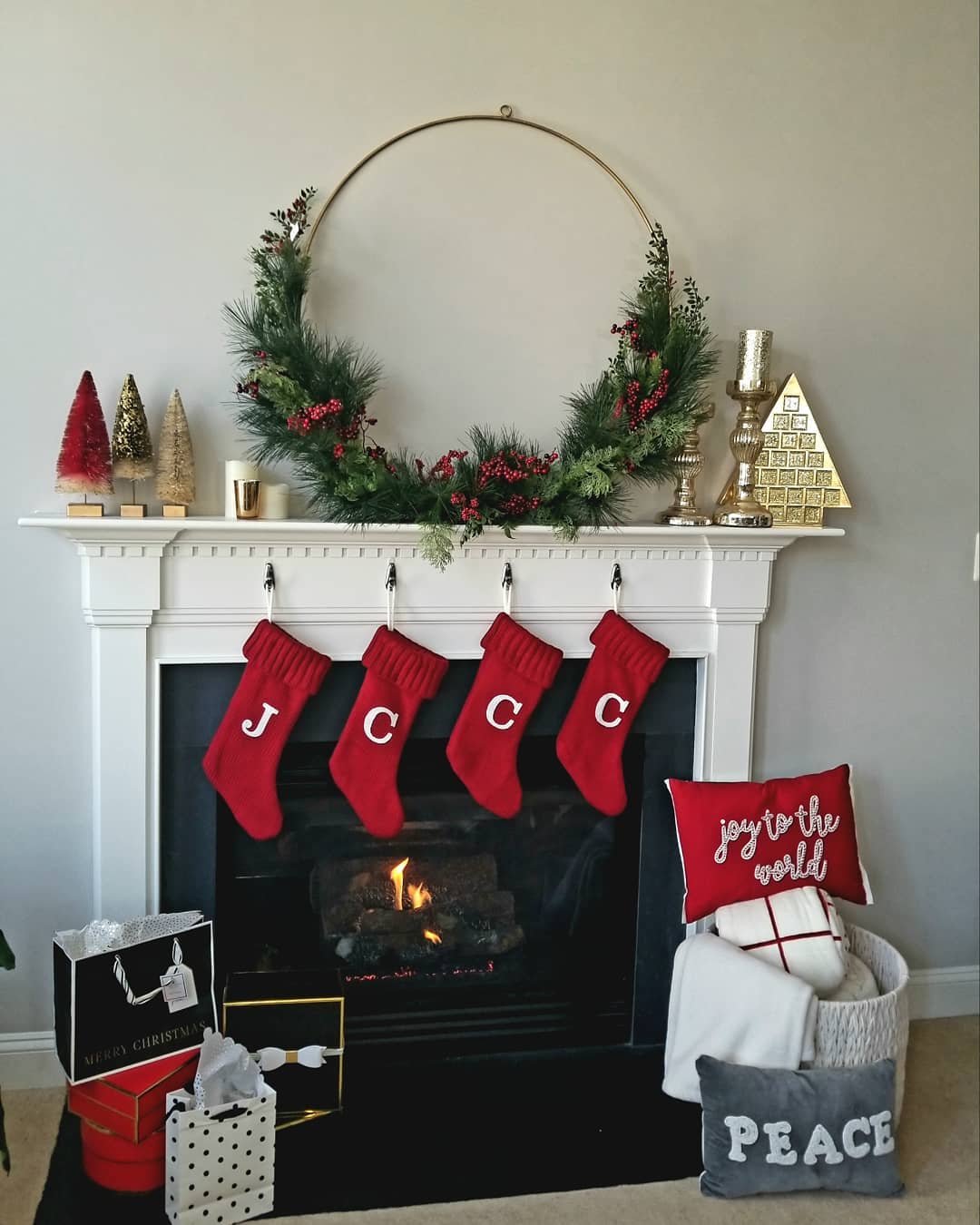 Decorar chimenea con Calcetines Navideños