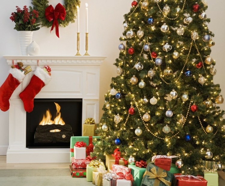 Árbol de Navidad junto a chimenea