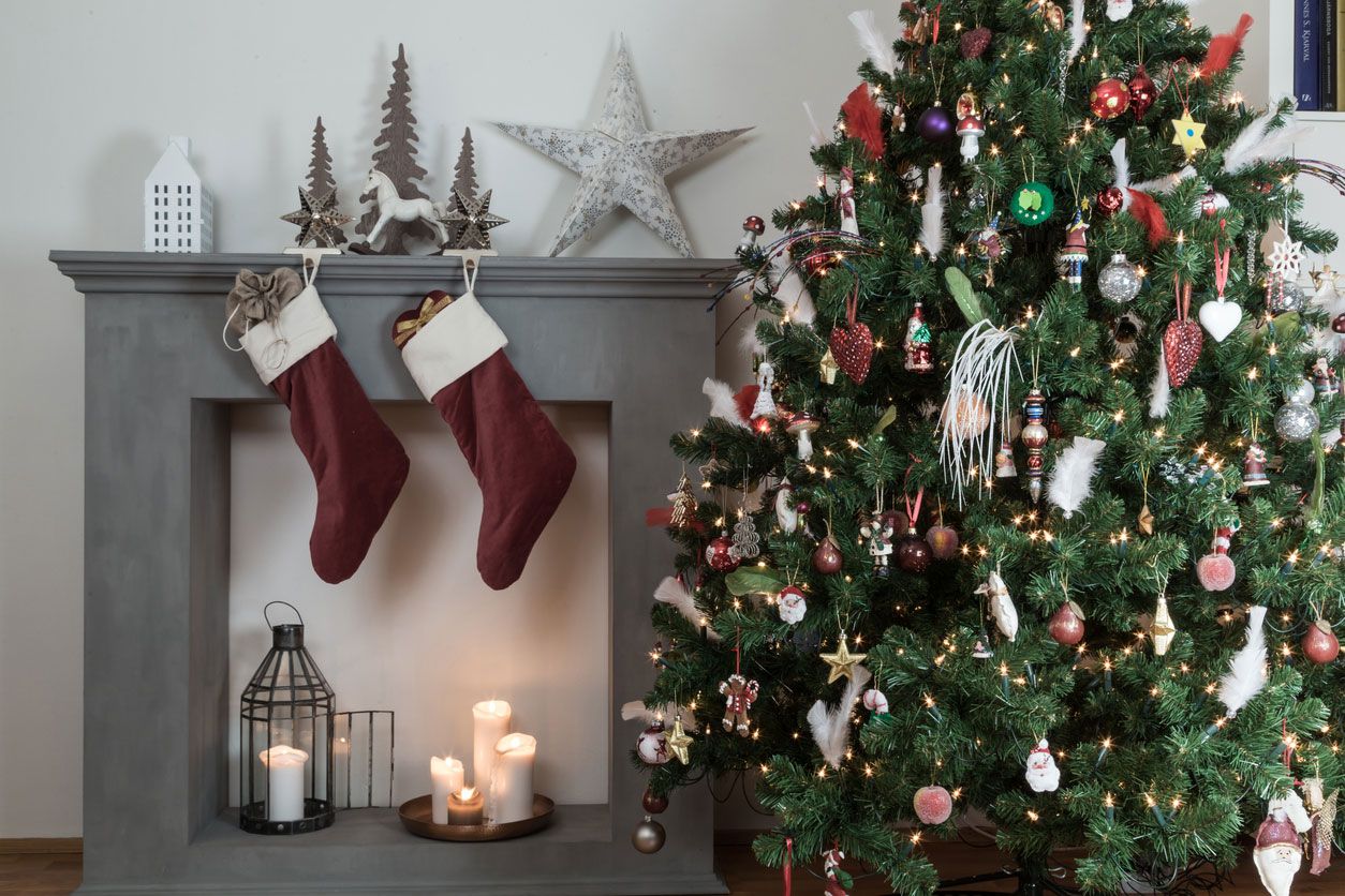 Árbol de Navidad junto a chimenea