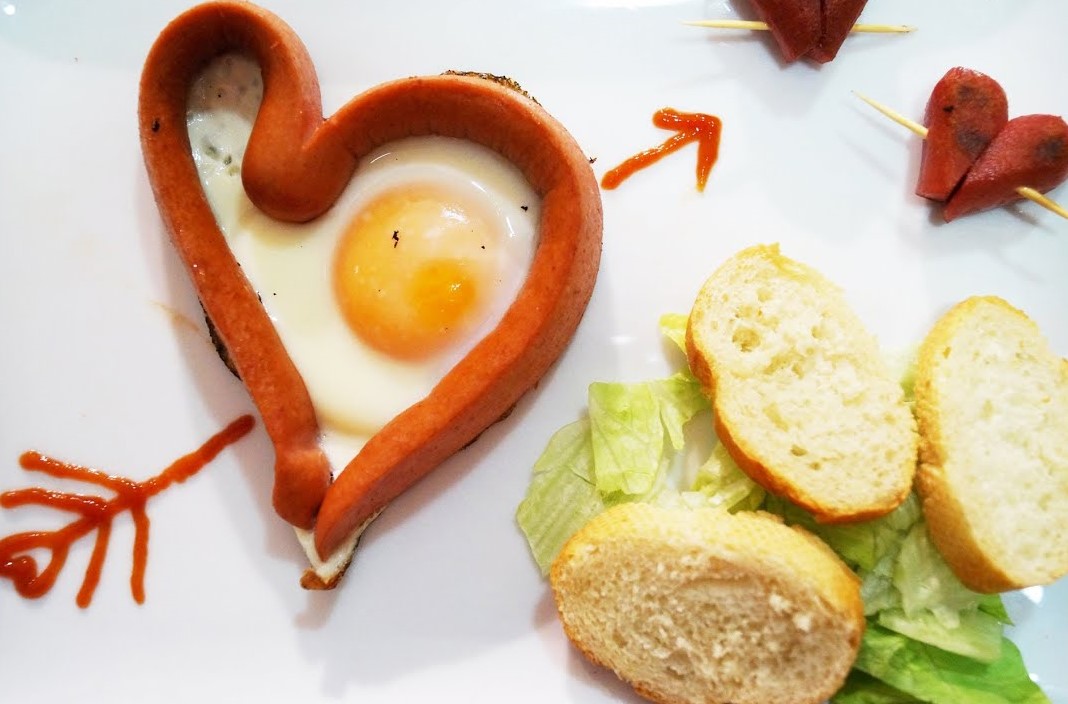 huevos con salchicha corazón